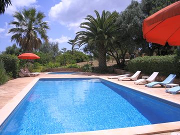 Swimming and paddling pools