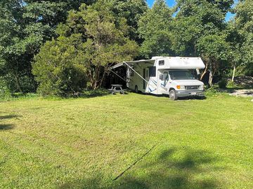 Spacious pitches with shade from trees
