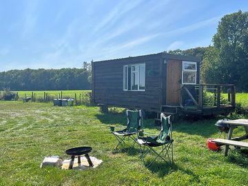 Bothy hut, firepit