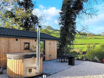 Exterior Kingfisher Lodge with hot tub