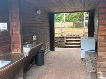 Washing up & freezer area