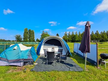 Buitenkant tent met privacy scherm