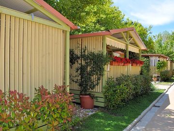 tre camere una con un letto matrimoniale e le altre con letti singoli. Cucina, soggiorno, veranda