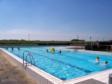 Free use of the outdoor swimming pool in oudesluis