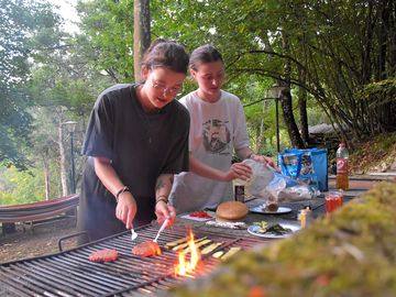 Zona barbecue with wood, tables and drinking water