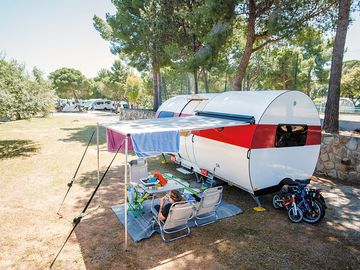 Piazzola con elettricità per camper o roulotte