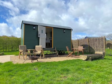 En-suite luxury Shepherds Hut with private outside seating area and firepit