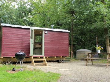 Cosy shepherd's hut with private hot tub, bbq and outdoor dining table