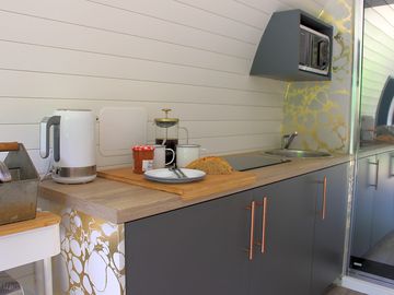Kitchenette with mini fridge and hob
