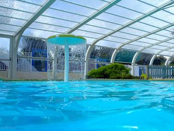 Swimming pool with fountain feature