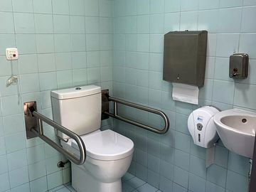 Pool toilet;