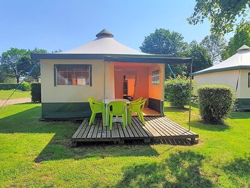 Confortable bungalow toilé. Idéal pour passer des vacances esprits camping, le confort en plus.