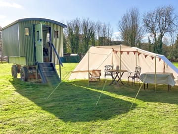 Traditional style shepherds hut with own dining/cooking Gazebo