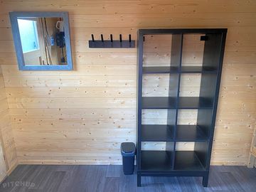 Er is een spiegel, prullenbak, kapstok en een kast aanwezig