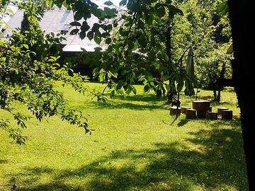 Leafy tent pitches and picnic seating
