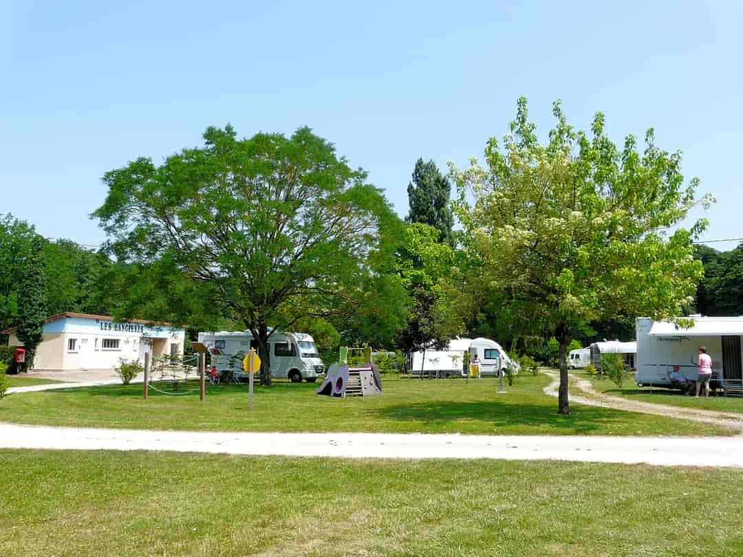 Camping des Lancières: Shaded pitches among the trees