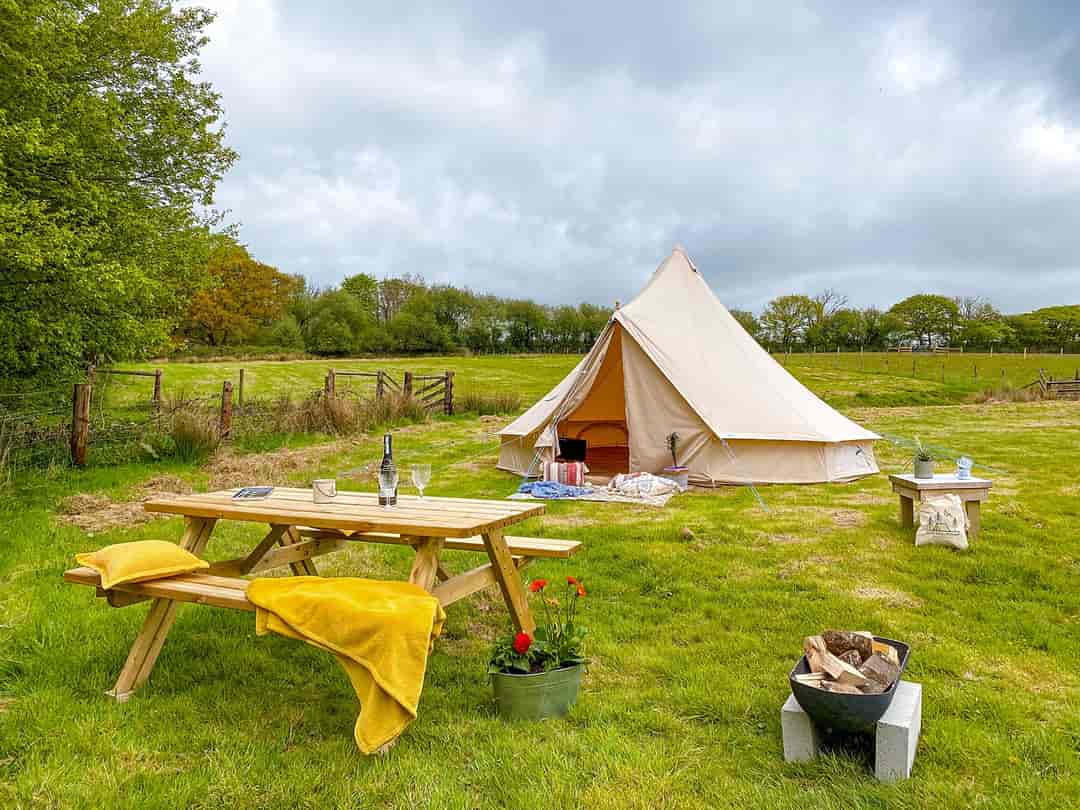 South Hoggs Hideaway: Bell tent with outdoor picnic area