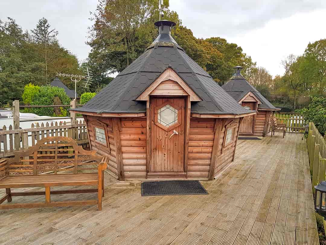 Old Station Caravan Park: BBQ cabin