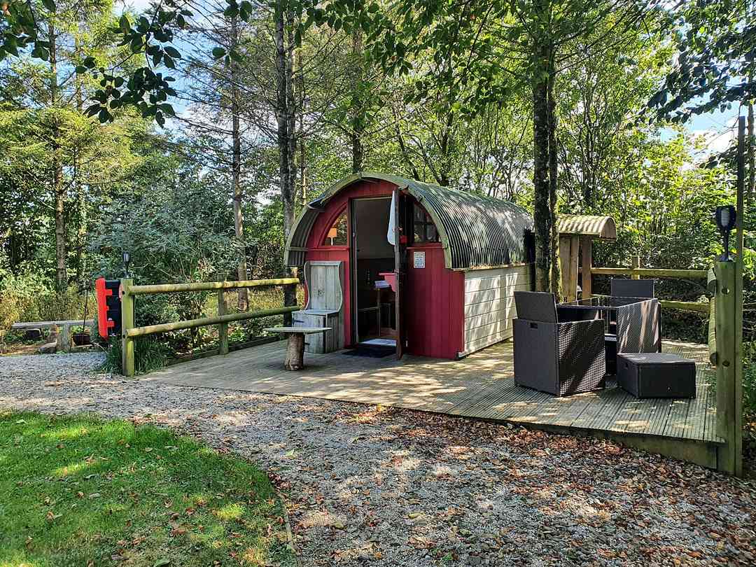 Glamping Lane End: Red Pod, Deck and Barbecue area