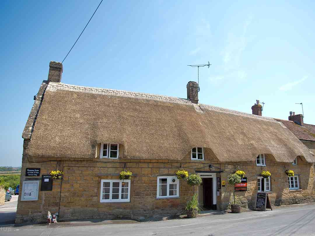 The Masons Arms: The pub from the road (camping entrance to the left)