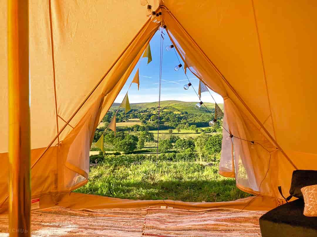 Yellands Farm Camping and Glamping: Wake up to spectacular views of the moor
