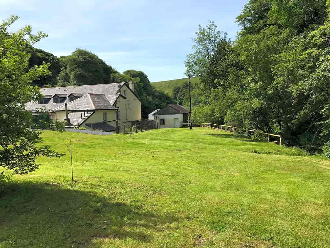 The Exmoor Forest Inn: Grass pitches along Ashcombe water