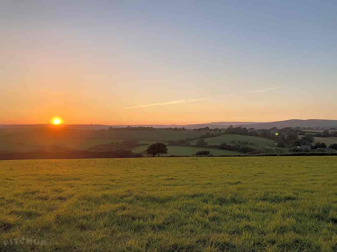 Maple Meadow Camping: Sunset on site