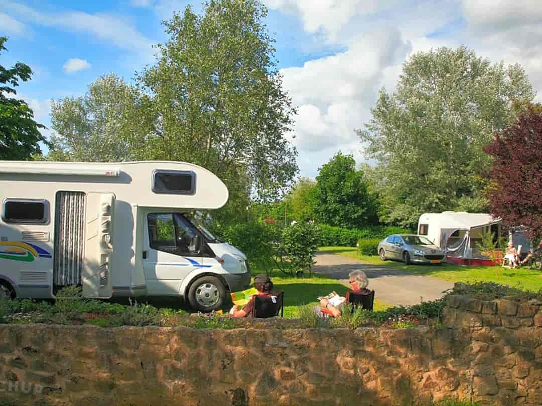 Aire De Camping Car Doue La Fontaine Camping du Bois VertParthenay, Deux-Sèvres - Pitchup®