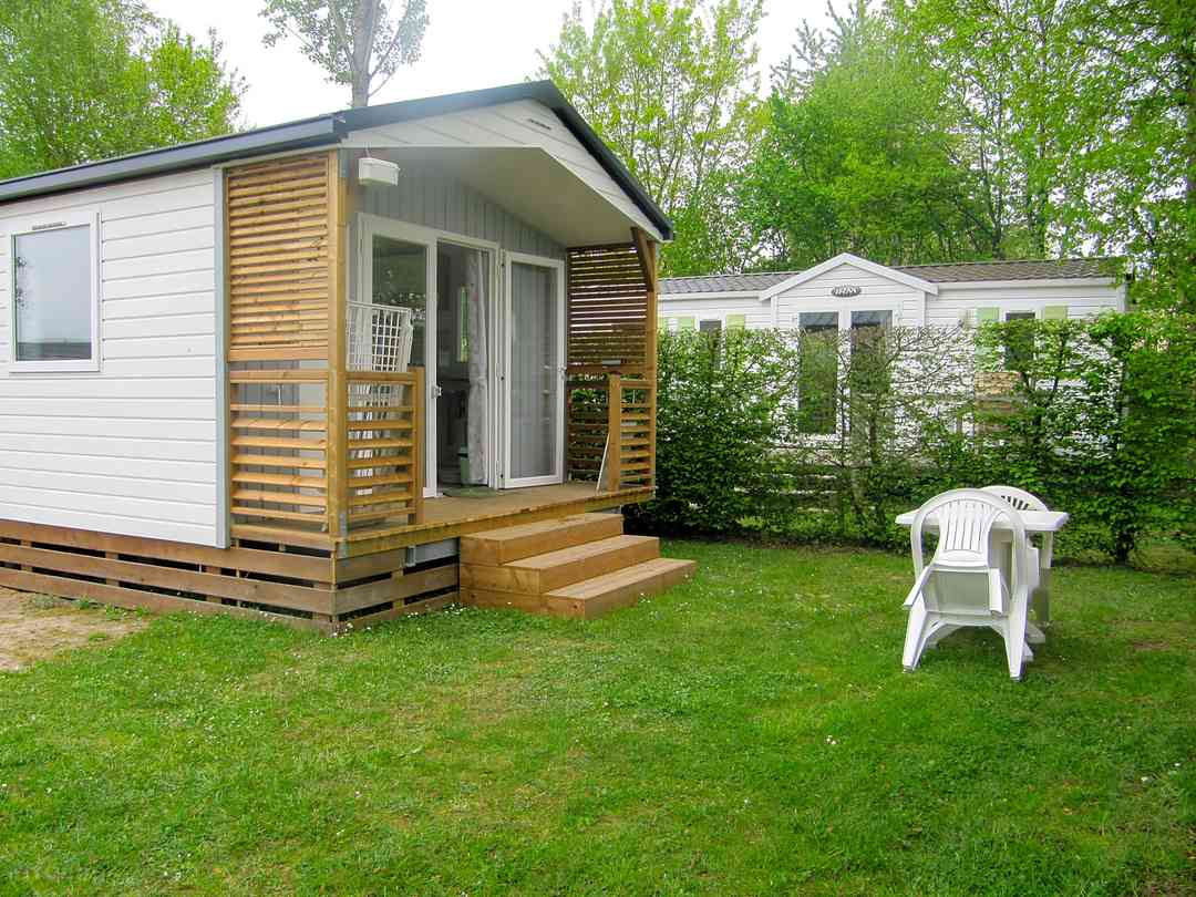 Camping de la Forêt: Outside the holiday home