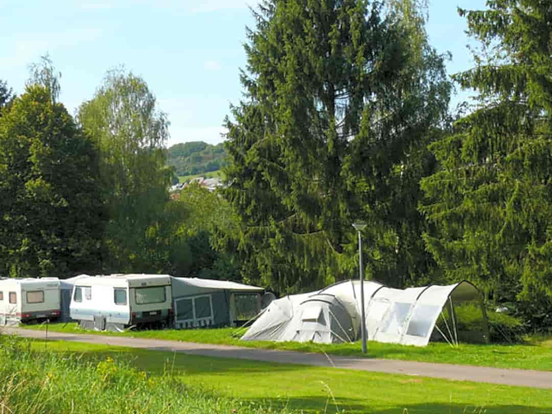 Camping Ettelbruck: Pitches with trees all around