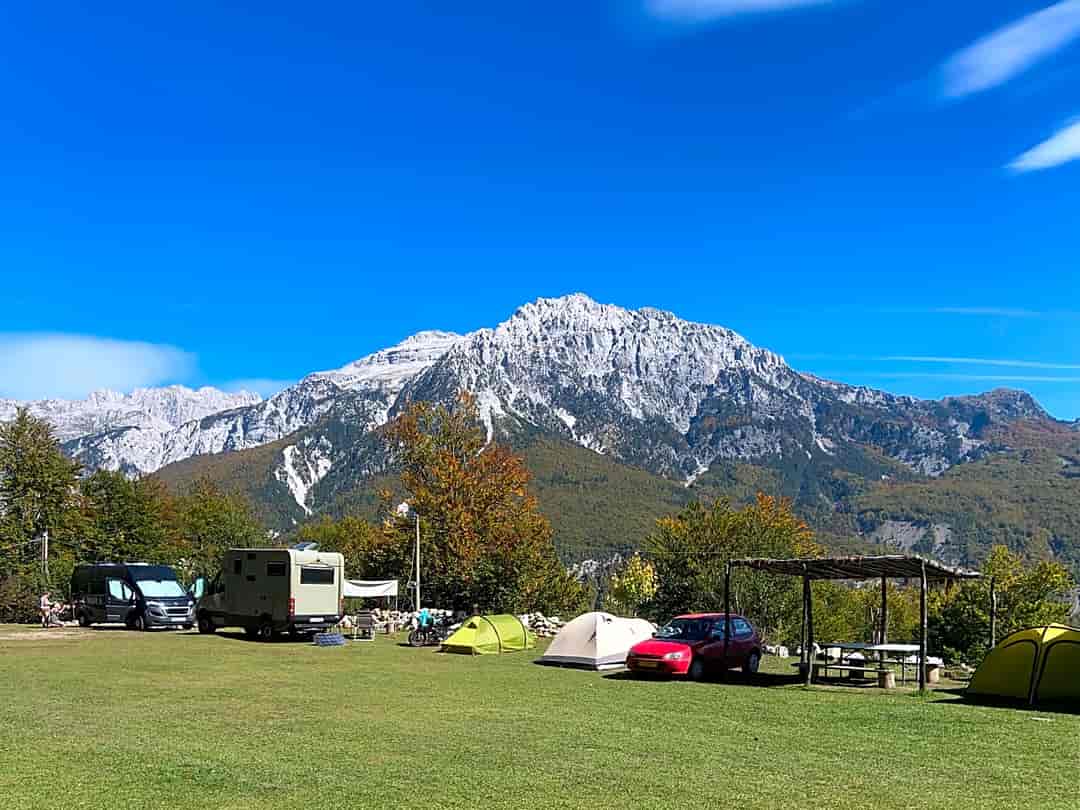 Camping Freskia: Grass pitch with campervans and tents