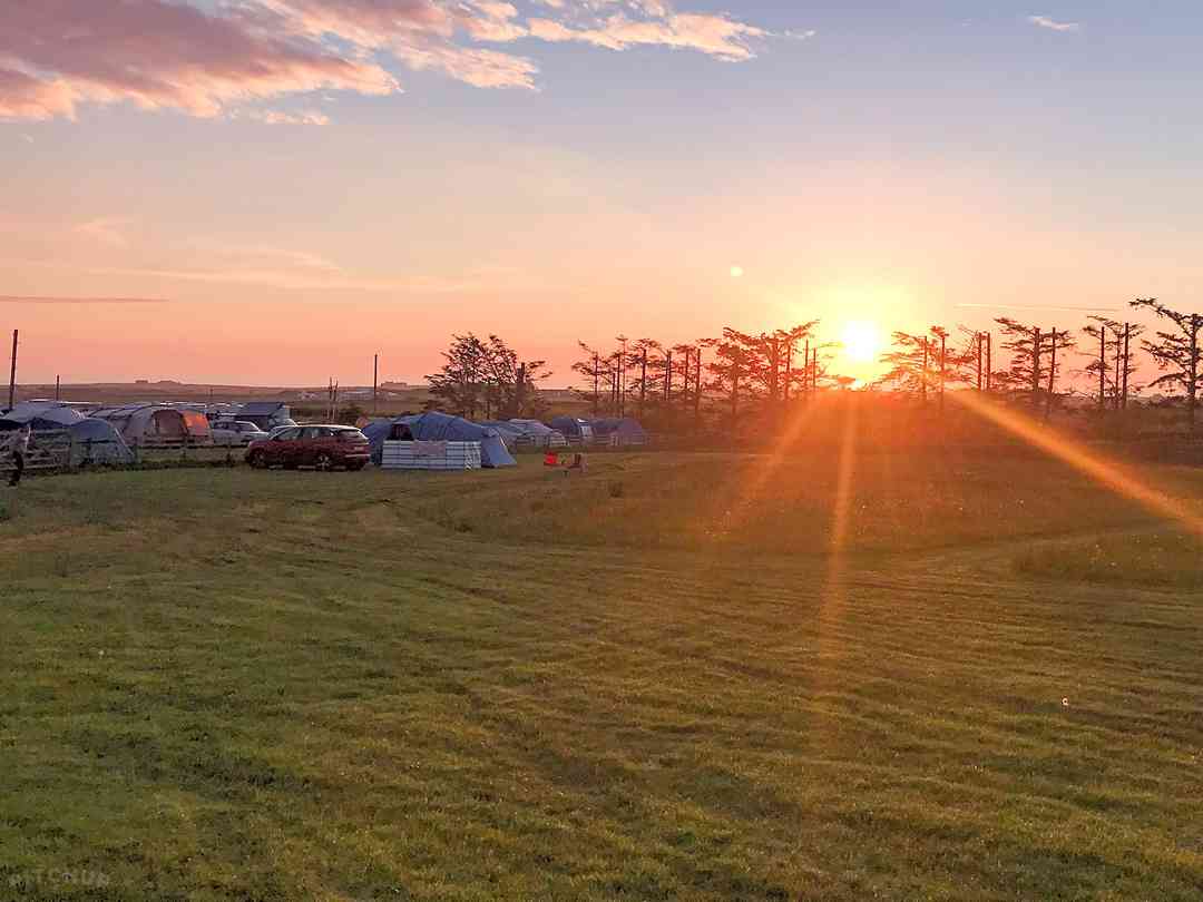 Bryn Llan Caravan and Camping: Stunning sunsets on the site