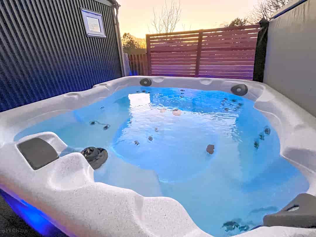 The Grove Shepherd's Lodge: Hot tub