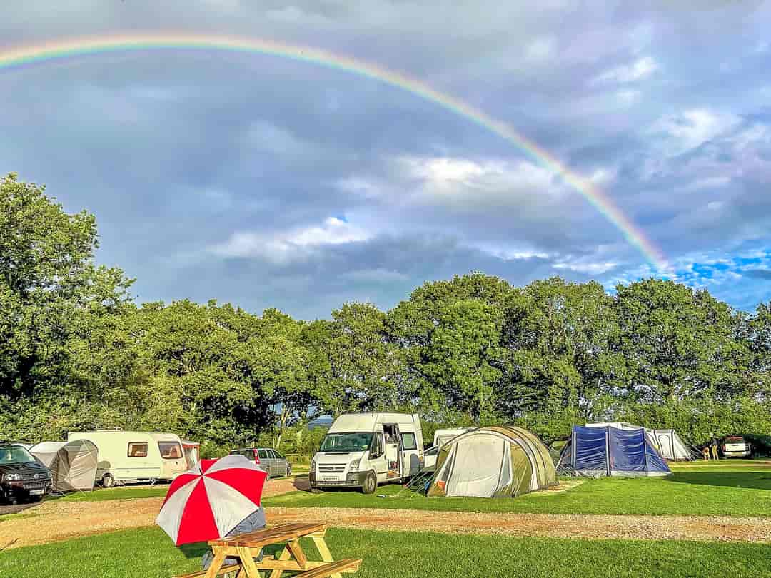 Oakmoor Touring Park: Beautiful rainbow over the pitches