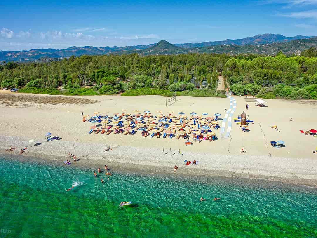 Camping L'Ultima Spiaggia: Beach and mountains