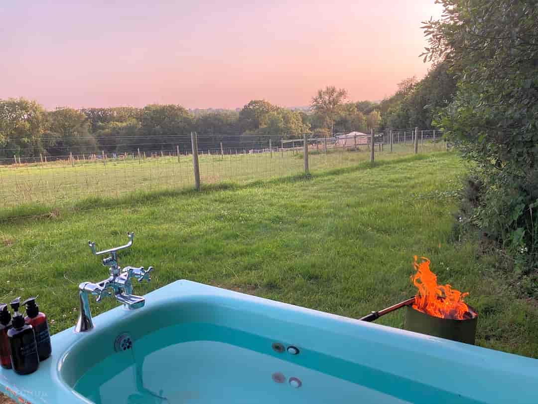 Rosebud Ranch: Outdoor woodfired bath with a view