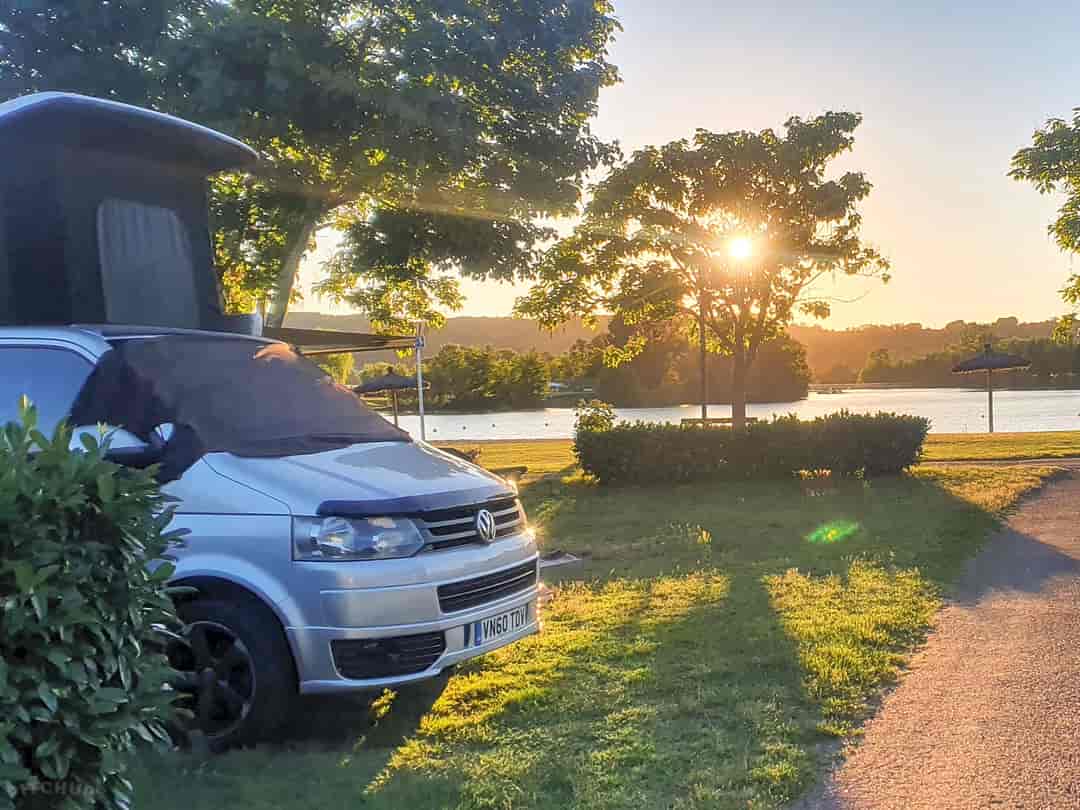 Camping Le Lac des Varennes: Sunset on site