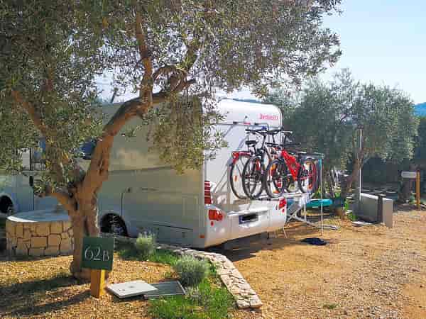 Fully-serviced gravel and earth pitch