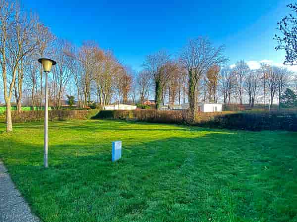 Staplaats voor een tent of voor vouwwagen op harde ondergrond en gras zonder elektriciteit