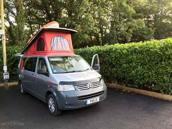 Emplacement pour véhicule de tourisme sur sol dur avec électricité (auvents interdits)