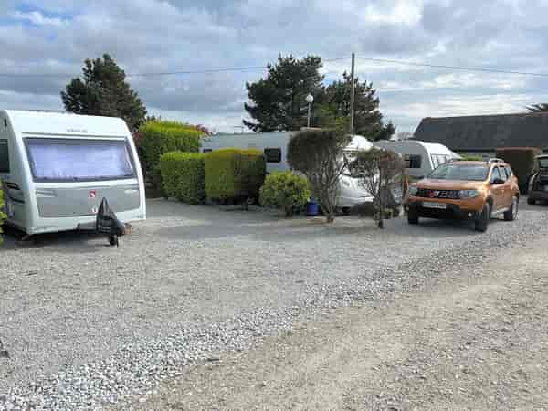 Piazzola roulotte/camper Gold su ghiaia con elettricità (grande, massimo 4 adulti)