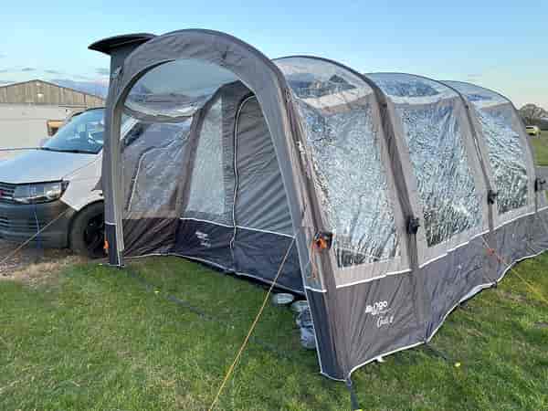 Piazzola roulotte/camper Badger su terreno battuto e erba con elettricità (grande, massimo 2 adulti)