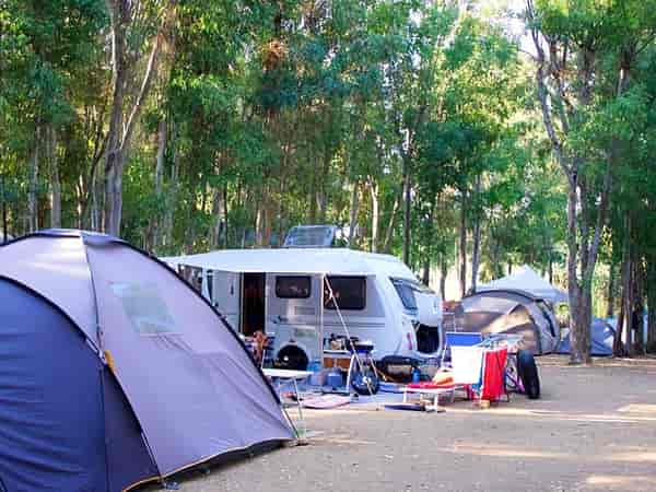 Parcela de suelo mixto con electricidad opcional para caravana