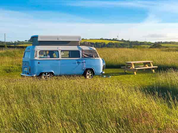 Staplaats voor een tent, voor vouwwagen of kampeerbusje op gras zonder elektriciteit (maximaal 4 volwassenen)