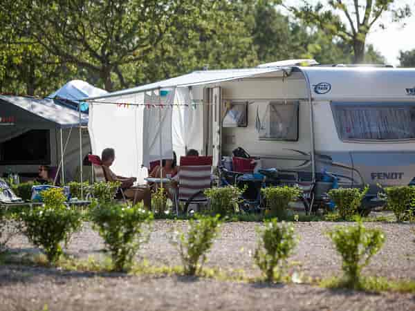 Sand- und kiesbedeckter Stellplatz mit Stromanschluss