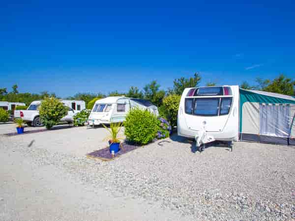 Piazzola roulotte/camper Gold su ghiaia con elettricità (massimo 4 adulti)