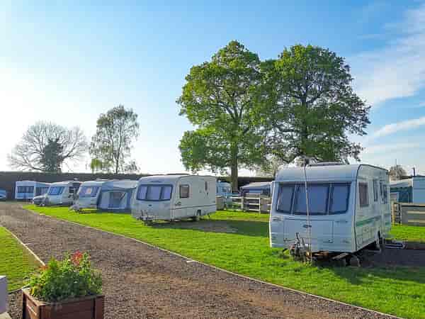 Emplacement pour véhicule de tourisme sur herbe avec électricité