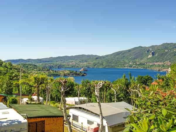 Emplacement sur sol dur et herbe avec électricité (vue sur le lac)
