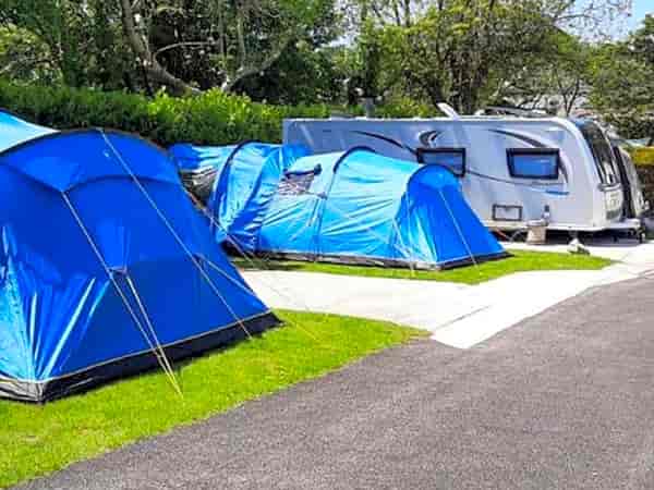 Emplacement sur sol dur et herbe avec électricité (maximum autorisé de 3 adultes)