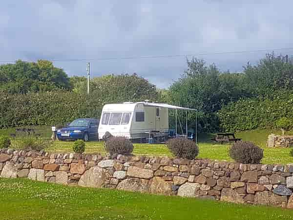 Staplaats voor caravan en camper op gras , met elektriciteit